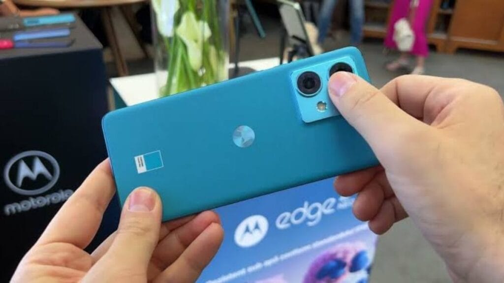 Motorola's Curve Display Smartphone with 32MP Selfie Camera Available at Just ₹8,000 - A Must-Have! 1 Motorola Edge 40 Neo 5G Smartphone