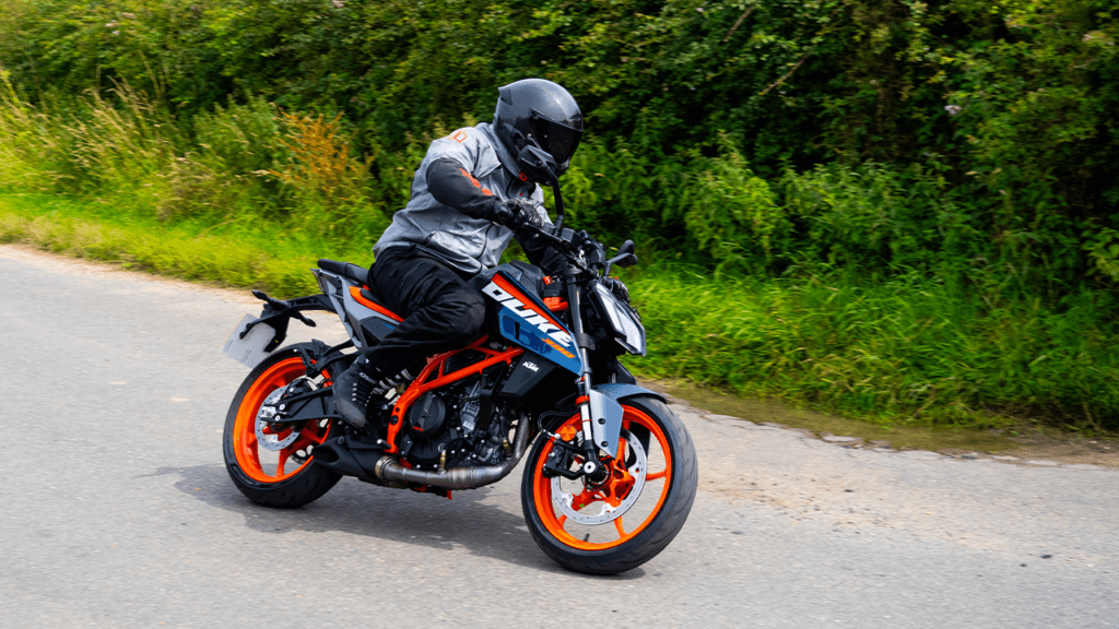 KTM Duke 390: स्पोर्टी लुक और स्पोर्ट्स बाइक का बेताब बादशाह अब सस्ते दामों में! 2 KTM Duke 390 Mileage