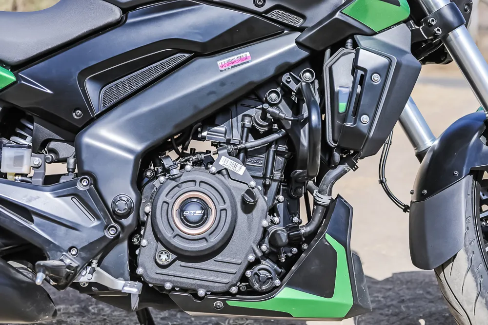 Bajaj Dominar 400: दमदार इंजन, स्टाइलिश लुक और जबरदस्त परफॉर्मेंस! क्या ये आपकी अगली बाइक होगी? 6 Bajaj Dominar 400 Featues