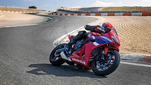 Honda CBR650R 2025: The Perfect Blend of Speed, Comfort & Features - Price Mileage & More! 10 Honda CBR650R 2025 Handling
