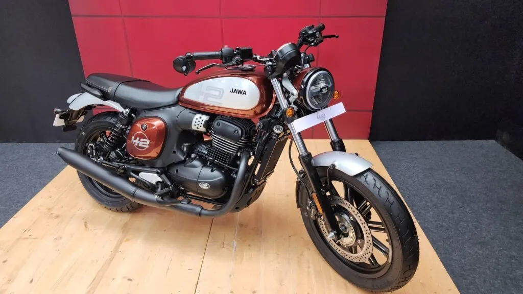 Jawa 42 FJ 2025: A Perfect Blend of Speed, Comfort & Features– Price, Mileage & More! 4 Jawa 42 FJ 2025 Design