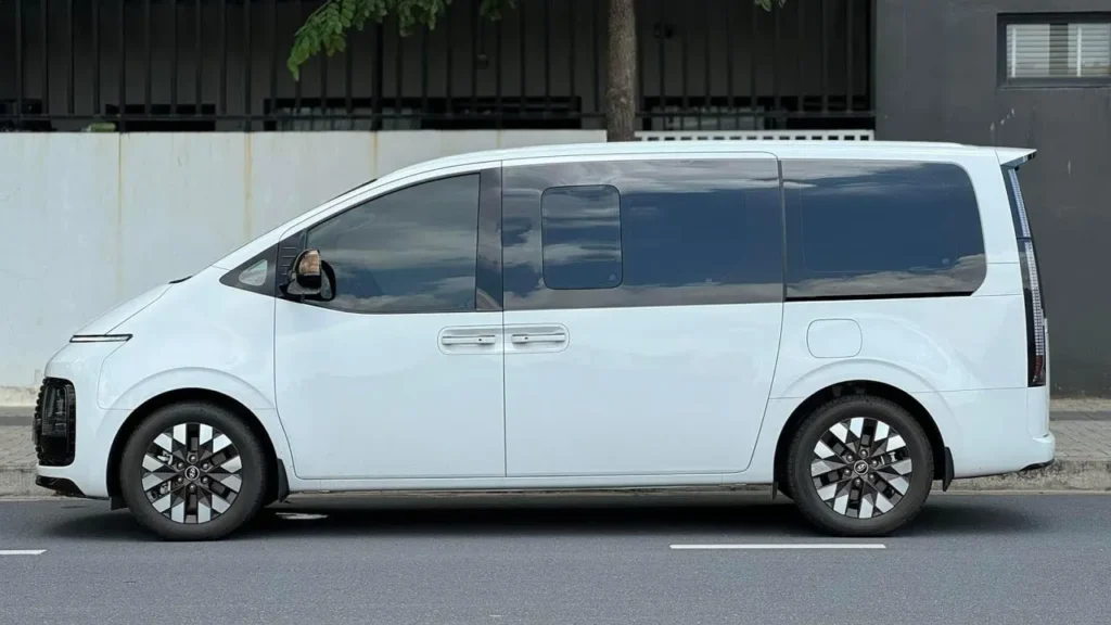 Hyundai Staria Launching Soon in India – A Premium Luxury MPV for Big Groups 3 hyundai staria 11-seater