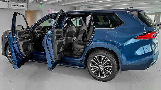 2025 Toyota Highlander Review: Spacious Family SUV with Cutting-Edge Tech and Hybrid Efficiency 4 2025 Toyota Highlander Interior